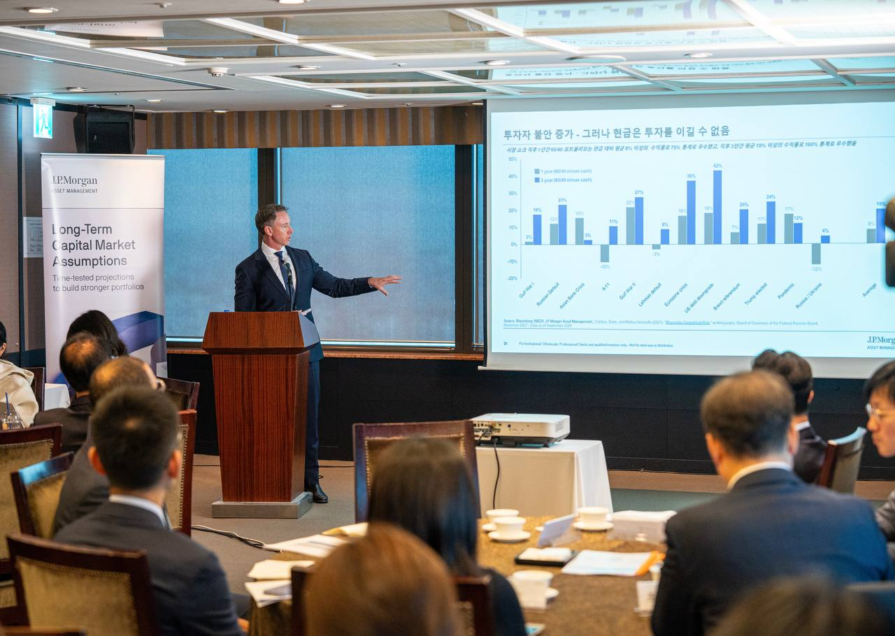 캐리 크레이그(Kerry Craig) JP모건자산운용 글로벌마켓전략가가 14일 여의도 한화자산운용 본사에서 열린 초청 세미나에서 발표를 하고 있다. / 사진제공= 한화자산운용(2024.11.14)