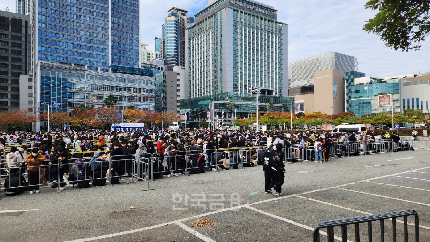 14일 부산 벡스코에서 개막하는 지스타 입장을 기다리고 있는 방문객들. / 사진=김재훈 기자
