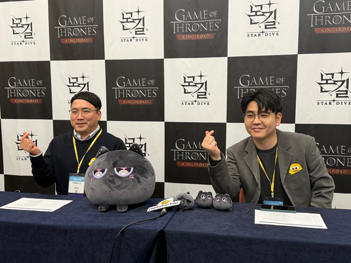 왼쪽부터 넷마블몬스터 김민균 PD, 넷마블 이다행 사업부장이 지스타 2024 현장에서 몬길:STAR DIVE 공동 인터뷰에 나섰다. / 사진=지스타공동취재기자단