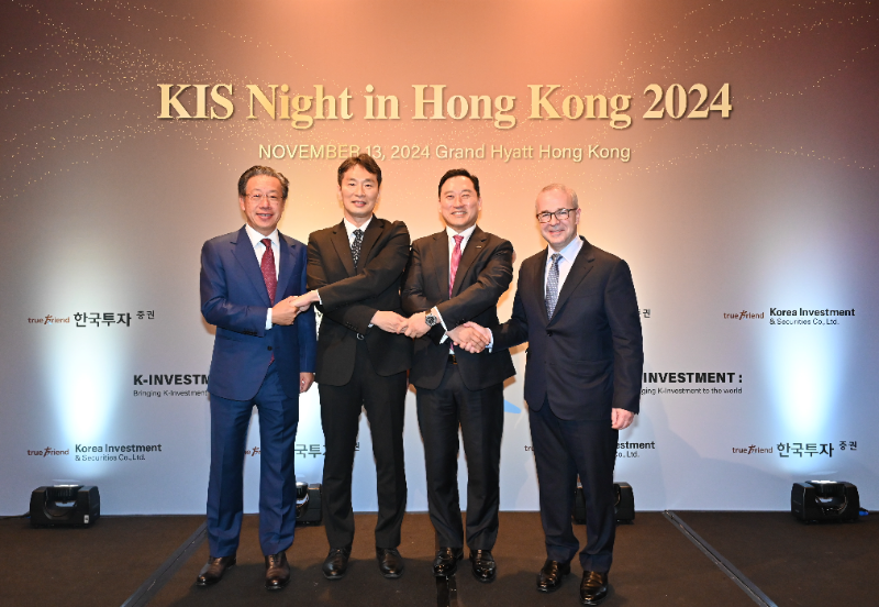 한국투자증권은 지난 13일 홍콩에서 IR 행사 'KIS 나잇(KIS Night in Hongkong 2024)'을 개최했다. (왼쪽부터 ) 엑스디 양 칼라일 아시아 회장, 이복현 금융감독원장, 김성환 한국투자증권 사장, 케빈 스니더 골드만삭스 아시아태평양본부 회장. / 사진제공= 한국투자증권(2024.11.15)