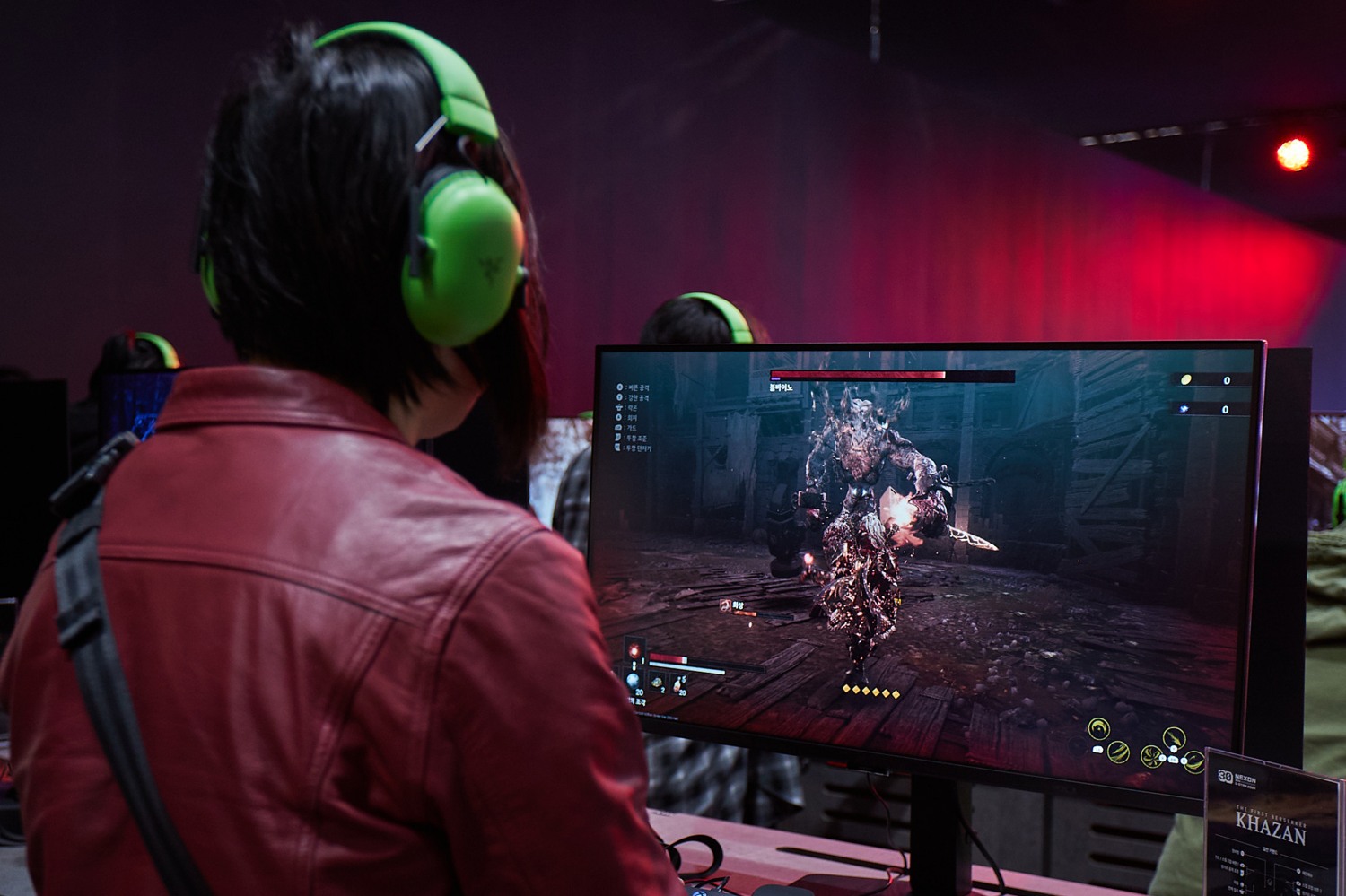 지스타 2024 넥슨관에서 '퍼스트 버서커:카잔'을 시연 중인 방문객. / 사진=넥슨