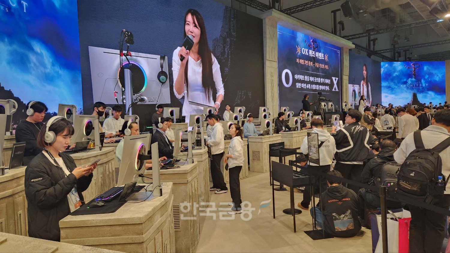 하이브IM 부스에서 아키텍트를 시연하고 있는 방문객들. / 사진=김재훈 기자