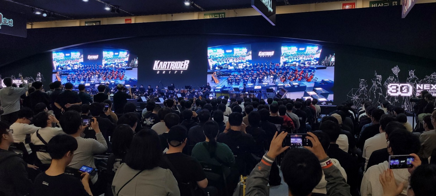 지스타 2024 넥슨관에서 진행된 넥슨 30주년 오케스트라 공연 실황. / 사진=지스타공동취재기자단.