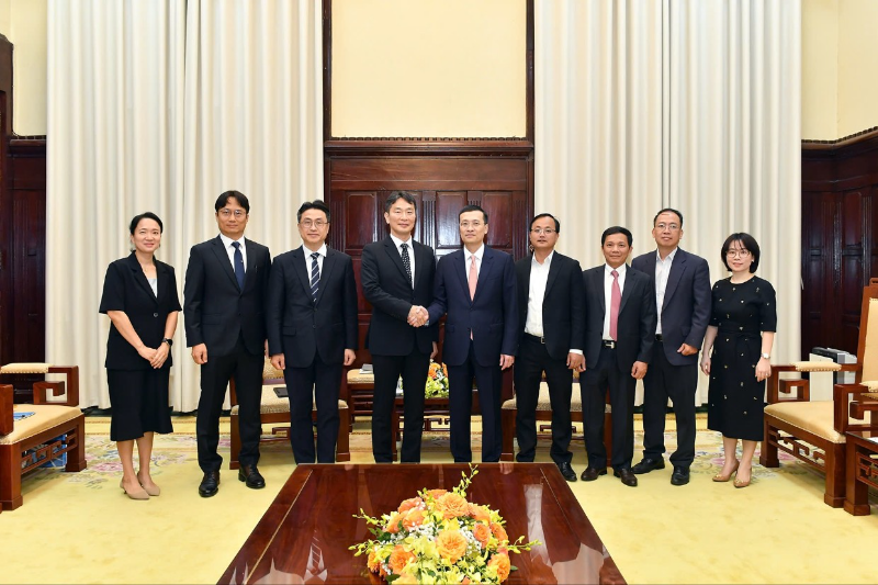 이복현 금융감독원장은 11일 베트남 하노이에서 은행 등 신용기관 감독·검사 및 인허가를 담당하는 팜 꽝 중(Pham Quang Dzung) 베트남 중앙은행 부총재와 면담했다. (왼쪽 두번째부터 다섯번째까지) 조성우 금융감독원 하노이사무소 소장, 이재면 주베트남대사관 공사참사관, 이복현 금감원장, 팜 꽝 중 베트남 중앙은행 부총재, 또 후이 부(To Huy Vu) 베트남 중앙은행 국제협력국장. / 사진제공= 금융감독원(2024.11.18)