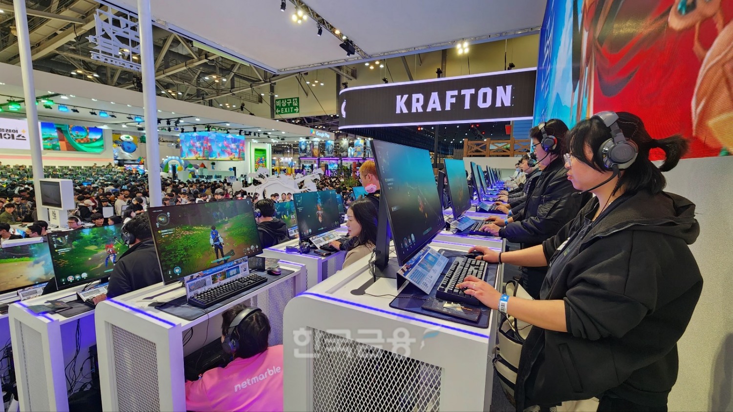 지스타 2024 넷마블관에서 신작 '몬길:STAR DIVE'를 시연하고 있는 방문객들. / 사진=김재훈 기자