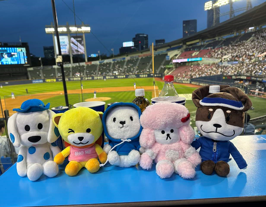 ▲JT친애저축은행 캐릭터 ‘쩜피 프렌즈’ 인형들과 잠실 야구장 테이블석 전경./사진 제공 = JT친애저축은행