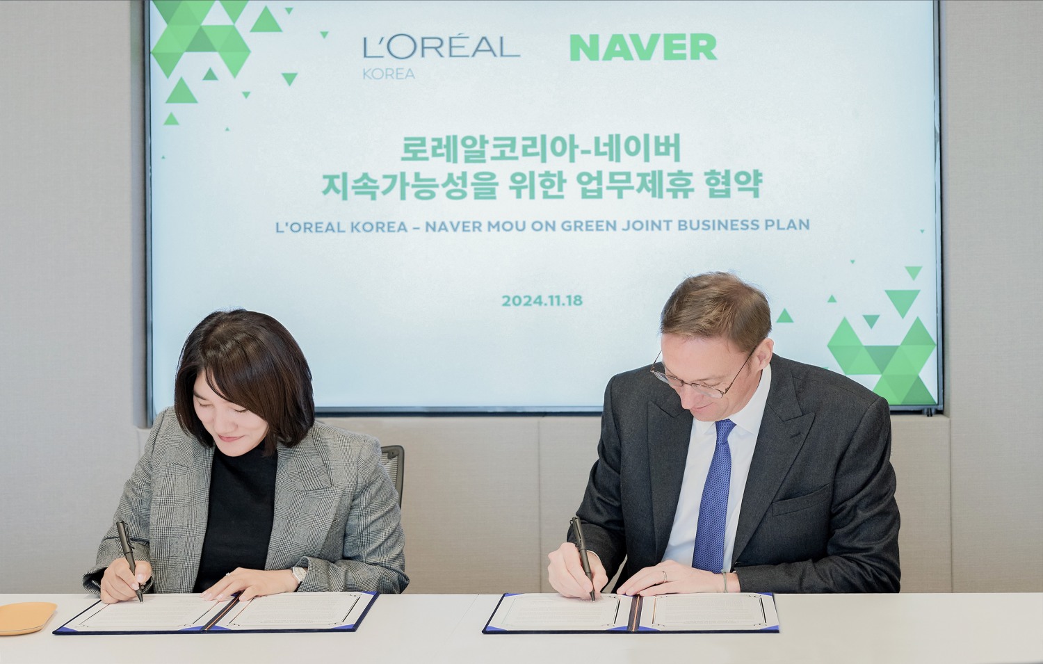 지난 18일 네이버 채선주 대외/ESG정책 대표와 사무엘 뒤 리테일 로레알코리아 대표가 친환경적인 비즈니스 및 사회적 가치 확산을 위한 업무협약을 체결했다. / 사진=네이버