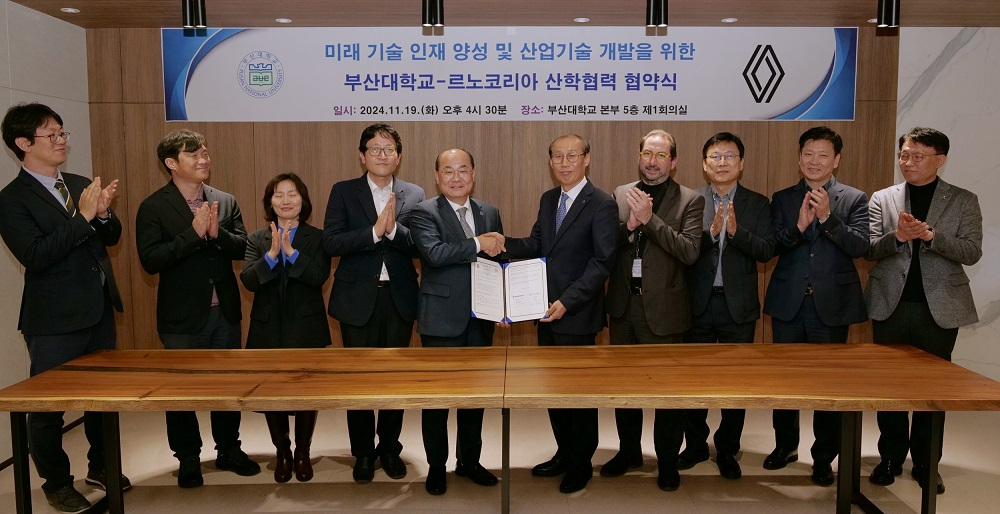 (왼쪽부터) 부산대 기계공학부 기획부 학부장 박석희, 기계공학부장 안석영, 산학협력단장 강정은, 공과대학장 정주철, 총장 최재원, 르노코리아 제조본부 이해진 본부장, 글로벌 비즈니스 개발본부 레반트 엘도안 본부장, 인사본부 유창우 상무, 프로젝트기술담당 박동재 상무, 생산기술담당 김수택 상무. 사진제공=르노코리아.