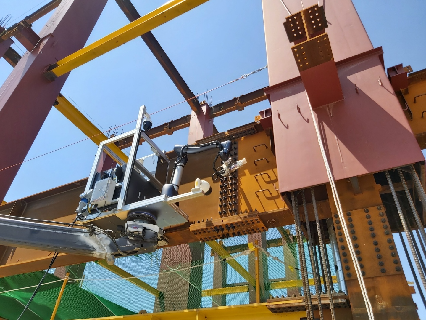 올해 최우수 혁신상을 수상한 철골 볼트 조임 자동화 로봇 현장 적용 모습 / 사진제공=삼성물산 건설부문