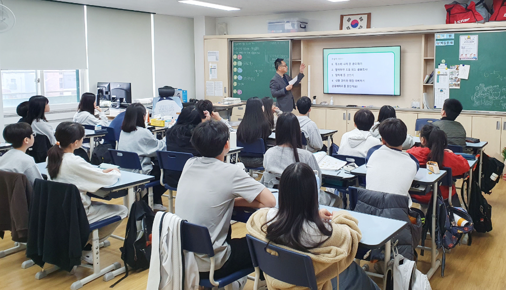 미래에셋생명은 송파 삼전초 학생들에게 올바른 금융 지식과 습관을 길러주기 위한 ‘1사1교 금융교육’을 실시했다./사진제공=미래에셋생명