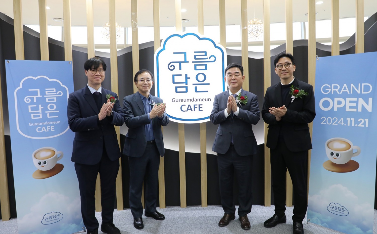 왼쪽부터 이민호 마케팅기획실장, 안광복 상임감사위원, 최철규 대표이사직무대행, 홍준기 호텔콘도영업실장이 구름담은 카페 재개장식에 참석해 기념촬영을 하는 모습./사진제공=강원랜드