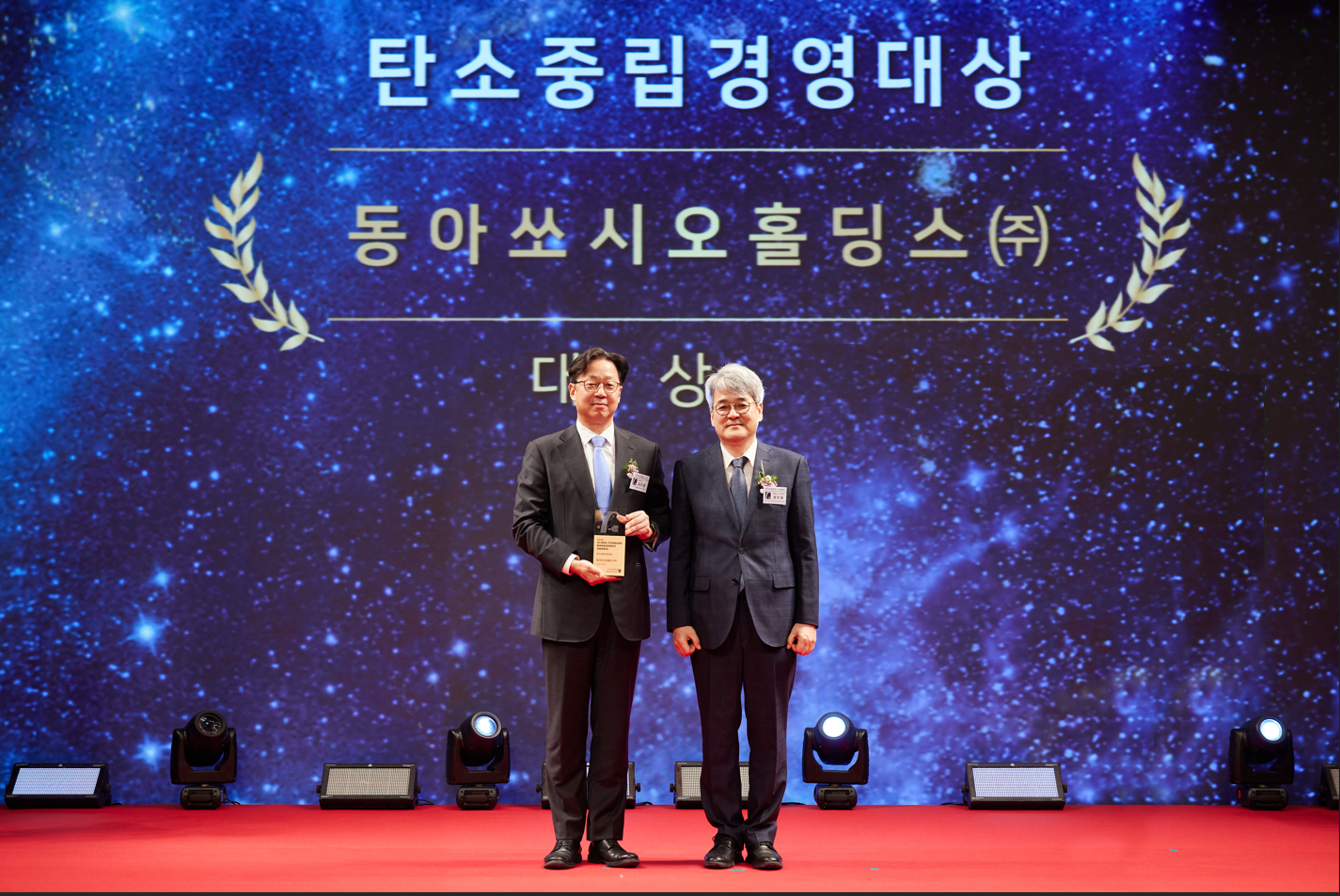 김민영 동아쏘시오홀딩스 대표이사 사장(왼쪽)이 기념촬영을 하고 있다. /사진=동아쏘시오홀딩스