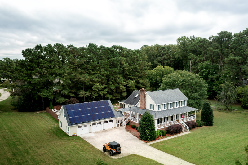 한화큐셀의 주택용 태양광 모듈이 설치된 미국 노스 캐롤라이나주 주택 전경. /사진제공=한화솔루션