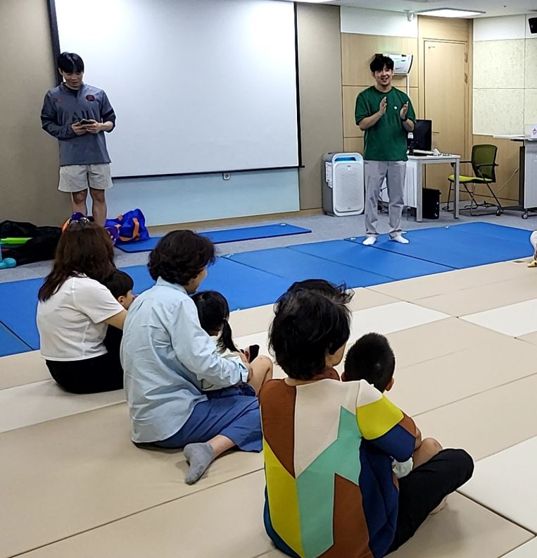 송파산모건강증진센터에서 조부모와 아이들이 신체활동을 하는 모습./사진제공=송파구