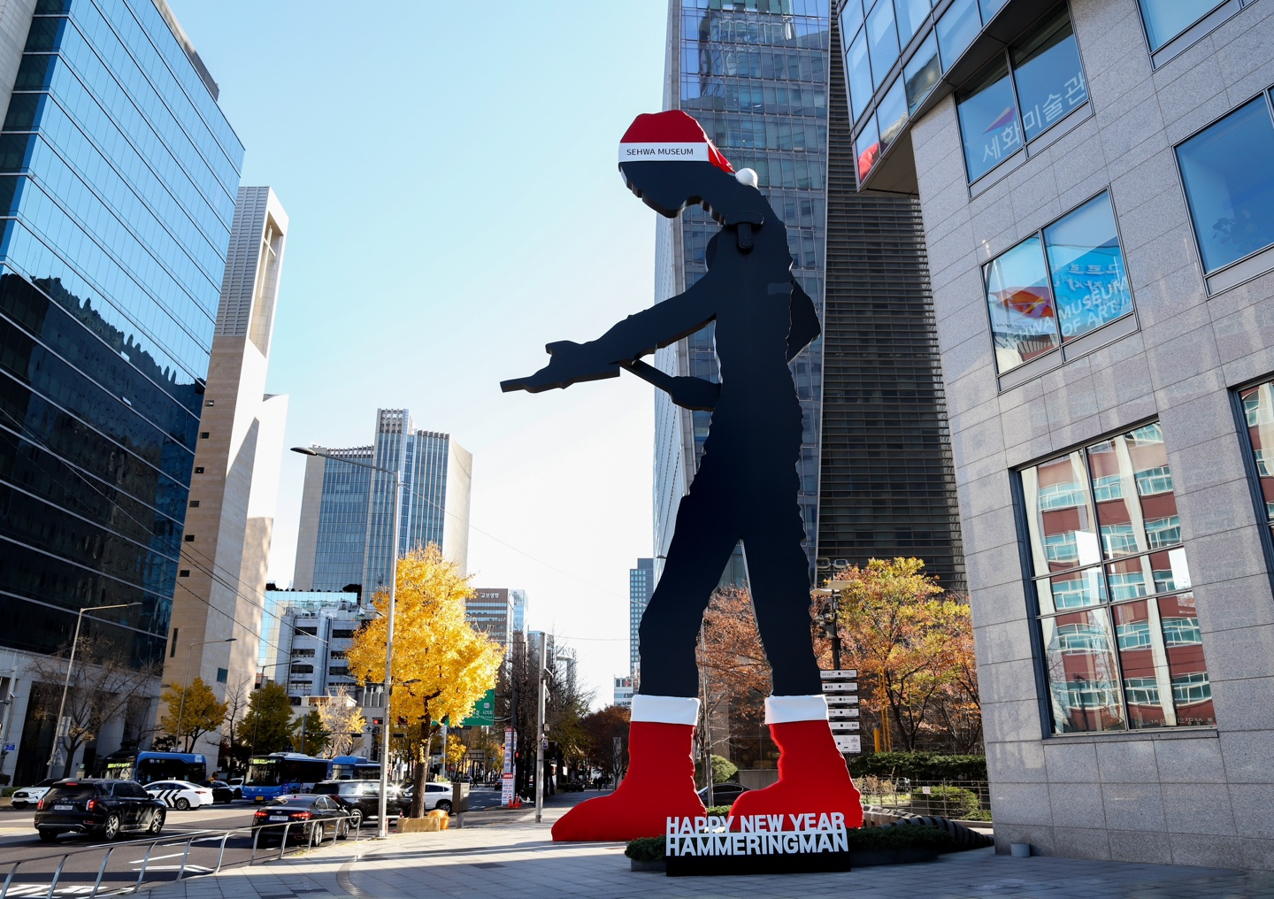 서울 광화문의 랜드마크 ‘해머링맨’이 산타 모자를 쓰고 빨간 양말을 신은 모습으로 25일 시민들에게 공개됐다./사진제공=태광그룹