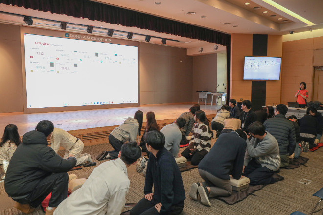 동아쏘시오홀딩스, 동아제약, 동아ST 직원들이 중대재해 대응 모의 훈련에 참가해 심폐소생술을 배우고 있다. /사진=동아쏘시오홀딩스