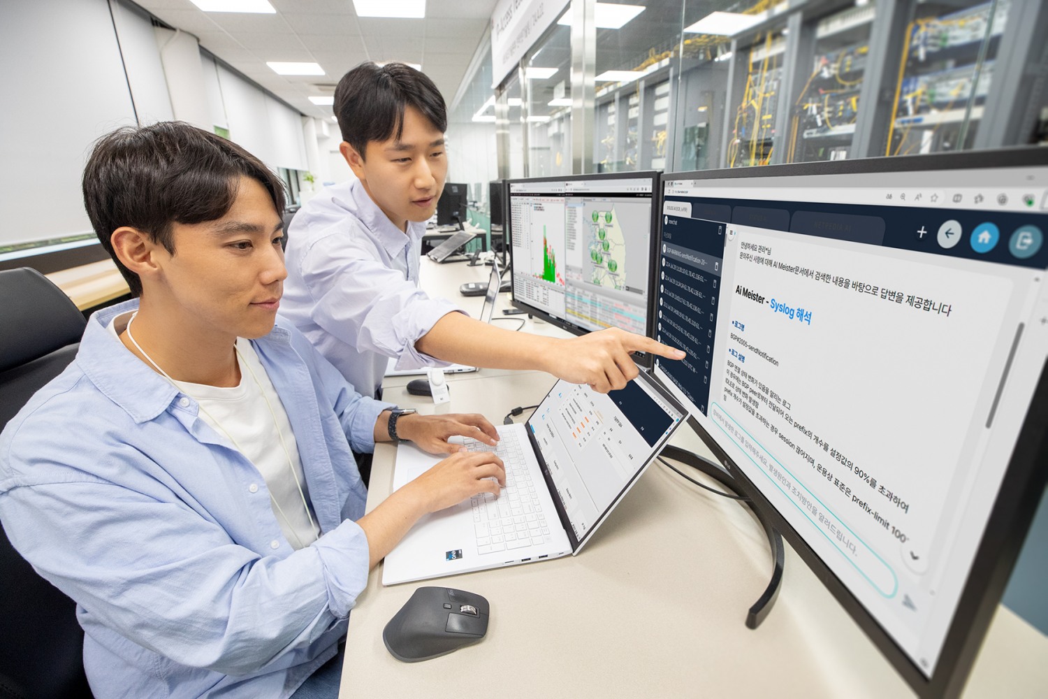 KT 임직이 서울 서초구 KT연구개발센터에서 AI 마이스터와 AI 오퍼레이터의 성능을 점검하고 있다. / 사진=KT
