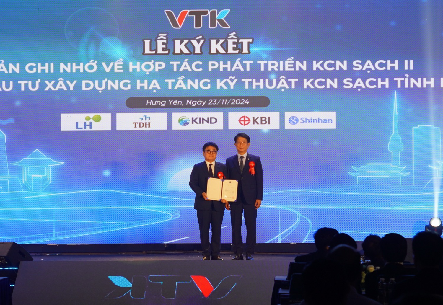 계룡건설 윤길호 사장(좌)이 박상우 국토교통부 장관(우)으로부터 표창장을 수여받고 기념촬영을 진행하고 있다. / 사진제공=계룡건설