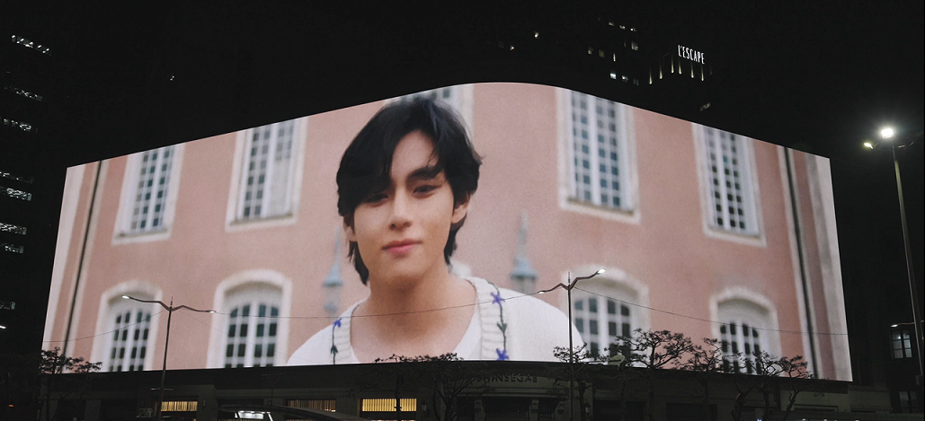 신세계스퀘어에서 뷔와 박효신이 함께한 신곡 'Winter Ahead' 뮤직비디오가 공개된다. /사진제공=신세계백화점