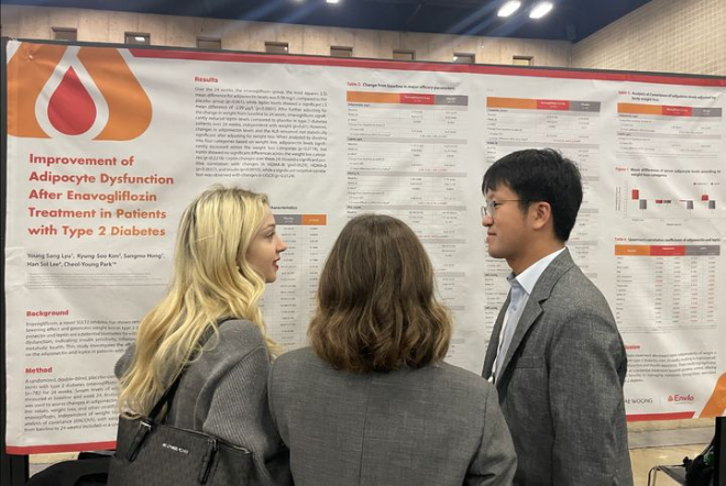 조선대학교 류영상 교수가 미국 비만학회에서 엔블로의 대사기능 개선 가능성에 대한 연구결과를 포스터 발표하고 있다. /사진=대웅제약 제공