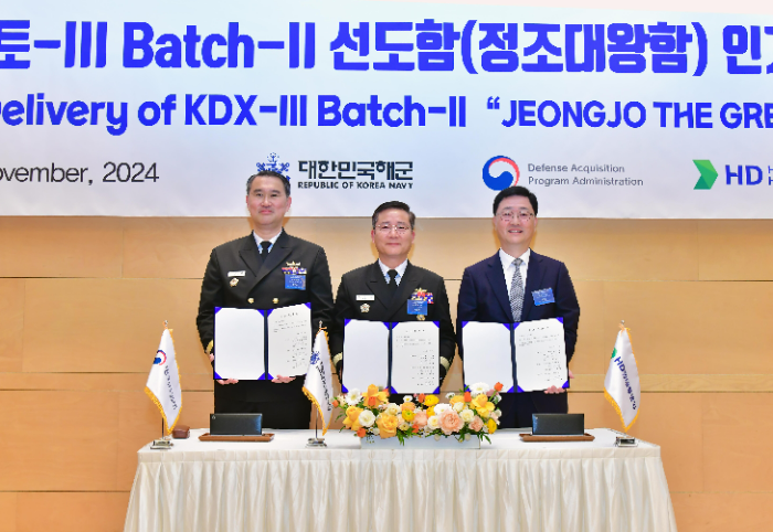 27일 HD현대중공업 울산 본사 영빈관에서 8200톤급 이지스구축함 정조대왕함의 인계인수서에 서명한 후 참석자들이 기념사진을 촬영하고 있다. (사진 왼쪽부터) 신현승 방위사업청 함정사업부장 준장, 박태규 해군 8전투훈련전단장 준장, 주원호 HD현대중공업 특수선사업대표 부사장. /사진제공=HD현대중공업