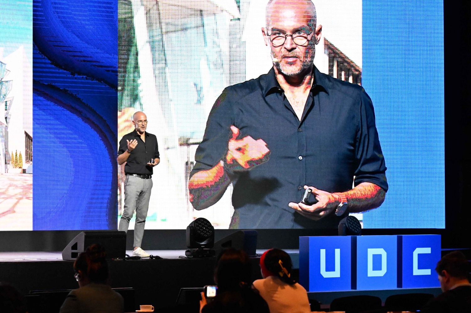 사샤 로월드 LVMH 경영 고문이 'UDC 2024'에서 발표하고 있다. / 제공= 두나무(2024.11)