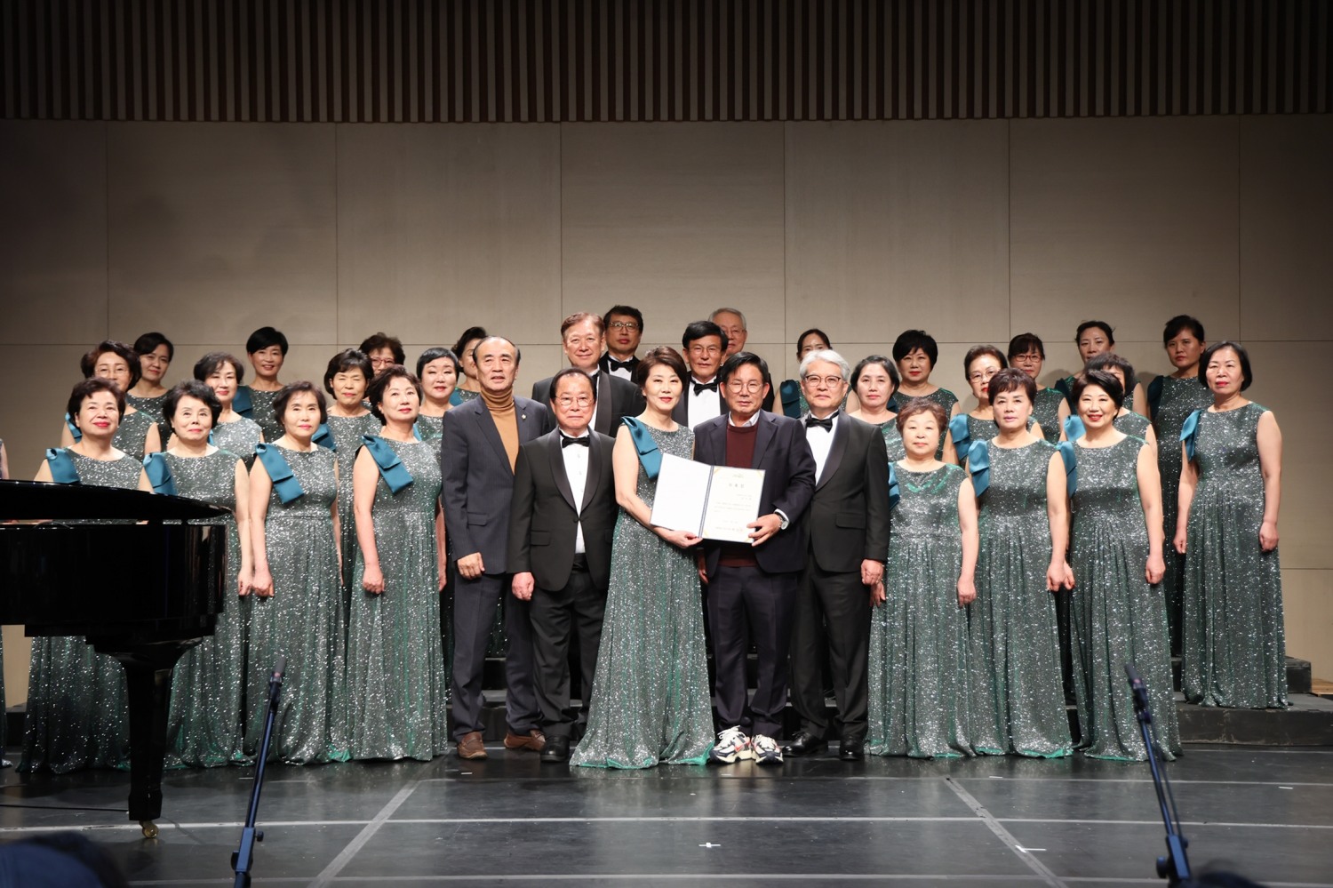 박강수 마포구청장이 마포구립실버합창단 창단연주회 단원들과 기념촬영을 하는 모습./사진제공=마포구