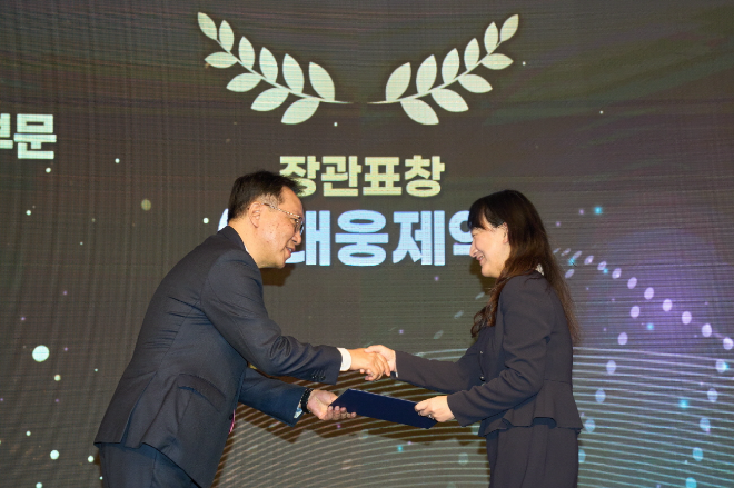 박은경 대웅제약 C&D전략팀장(왼쪽)이 우수 혁신형 제약기업 보건복지부 장관 표창을 수여 받고 있다. /사진=대웅제약