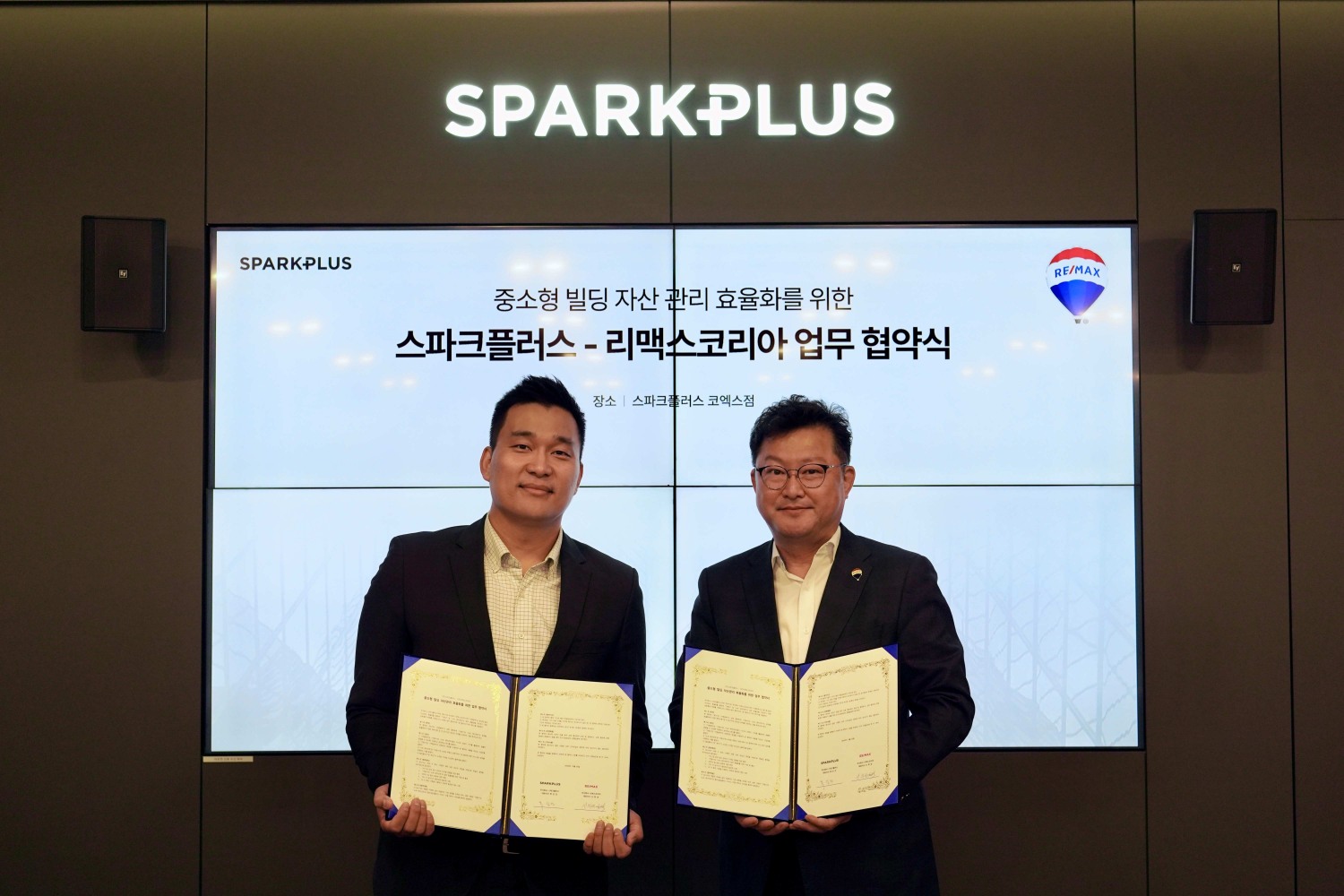 스파크플러스 목진건 대표(왼쪽), 리맥스코리아 신희성 대표(오른쪽) / 사진제공=스파크플러스