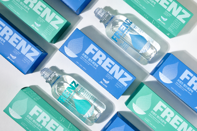 JW중외제약은 자사 브랜드인 '프렌즈'가 렌즈 관리용액 2종을 리뉴얼 출시했다고 3일 밝혔다. /사진=JW중외제약