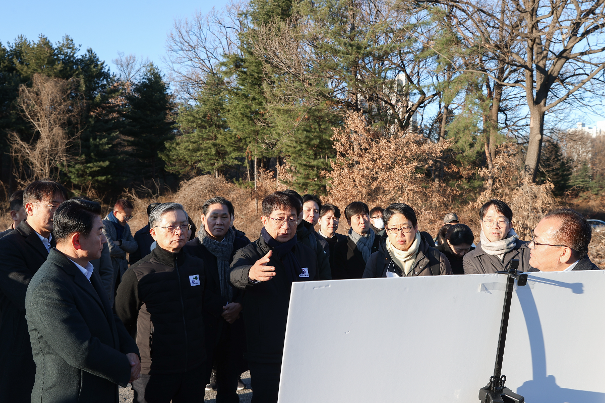 3일 남양주왕숙 3기신도시 착공현장을 찾은 박상우 국토교통부 장관(사진 가운데) / 사진제공=국토교통부
