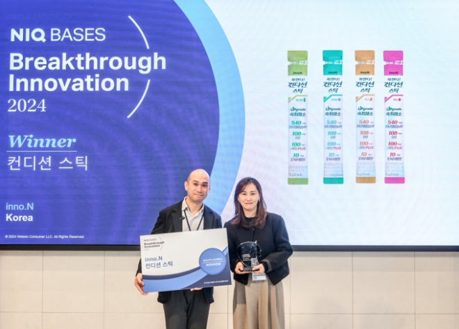 (오른쪽)박지혜 HK이노엔 음료BM팀 팀장, (왼쪽)토마스 푼(Thomas Pun) 닐슨아이큐 커머셜 리더. /사진=HK이노엔