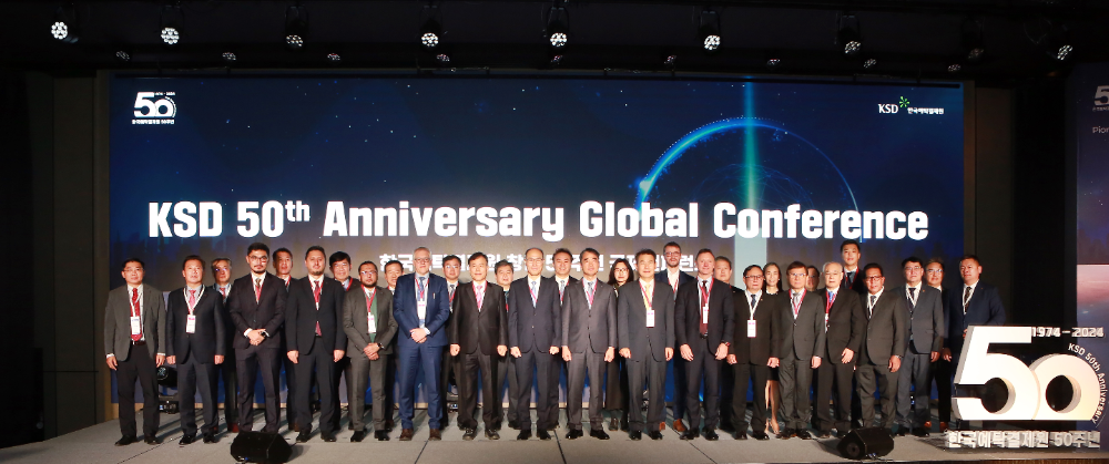 한국예탁결제원은 5일 창립 50주년 기념 국제 컨퍼런스를 개최했다. 앞열 중앙 이순호 한국예탁결제원 사장을 기준으로, 왼쪽에서 첫 번째 윤한홍 국회 정무위원장, 왼쪽 두 번째 피터 스네이어스(Peter Sneyers) 유로클리어 Bank CEO, 오른쪽 첫 번째 함용일 금융감독원 부원장, 오른쪽 두 번째 정은보 한국거래소 이사장. / 사진제공= 한국예탁결제원(2024.12.05)