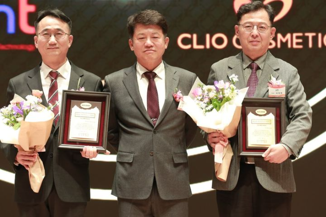 제이브이엠 이동환 대표이사(맨왼쪽)가 기술개발기업상 수상 후 기념촬영을 하고 있다. /사진=제이브이엠