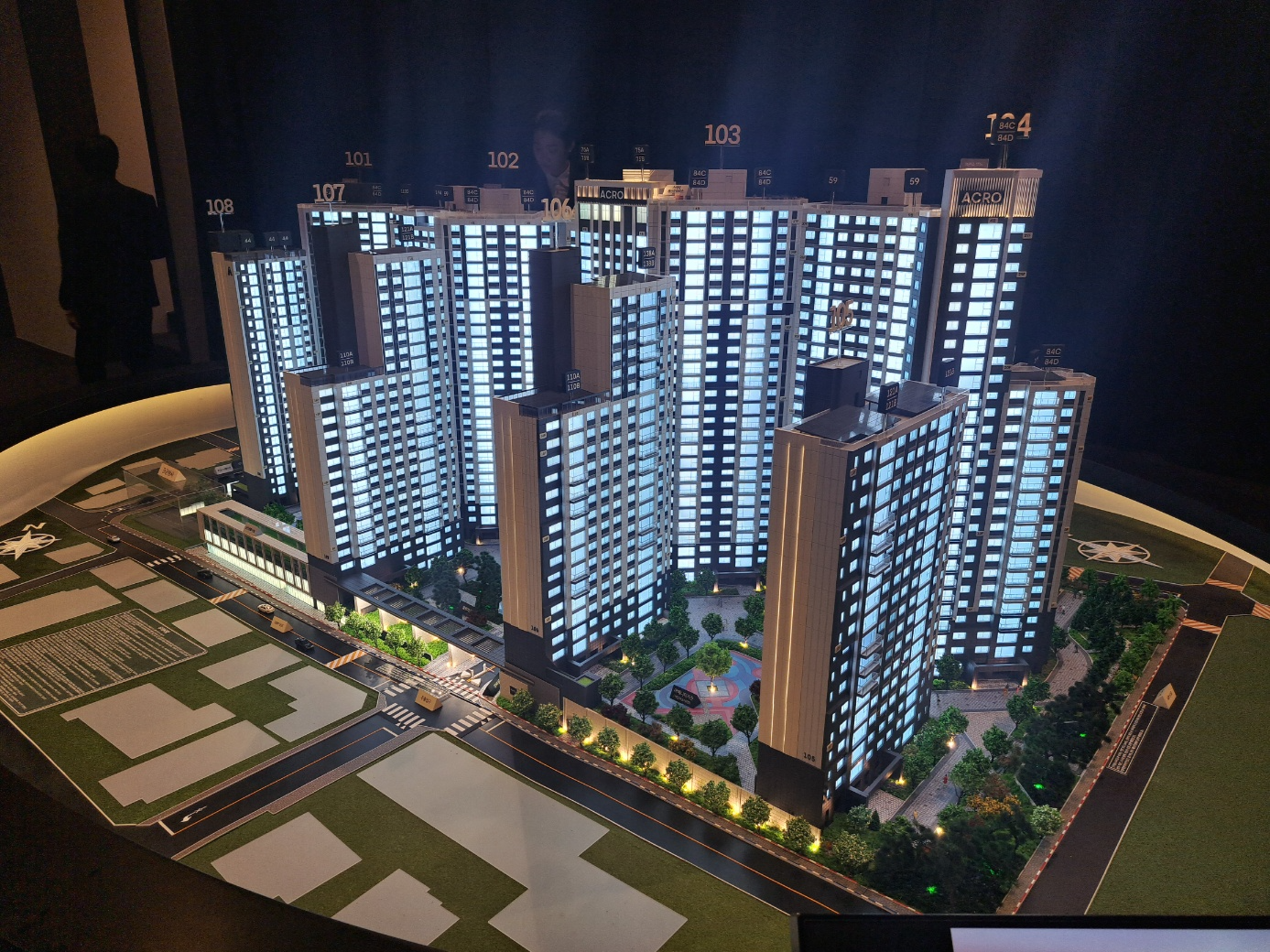 '아크로 리츠카운티' 견본주택 내에 설치된 단지 전체 모형도 / 사진=장호성 기자