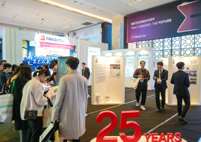 지난 8일 '2024 대한레이저피부모발학회 추계 국제학술대회'에 참가한 의료 관계자들이 메디톡스 부스를 관람하고 있다. /사진=메디톡스