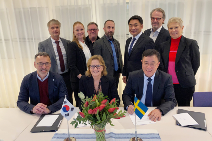 대한전선이 스웨덴 전력청과 계약 이후 기념촬영을 하고 있다. (첫줄 오르쪽부터) 남정세 대한전선 에너지해외사업부 상무와 Lotta Medelius-Bredhe 스웨덴 전력청 CEO. /사진제공=대한전선