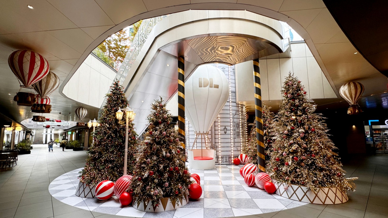 디타워 서울포레스트에 ‘Red Carnival: 레드, 빛으로 물들다’를 테마로 다양한 조명과 오브제들이 설치된 모습./사진제공=DL