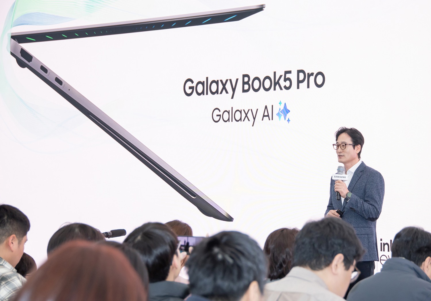 12일 '삼성 강남'에서 진행된 '갤럭시 북5 Pro' 미디어 브리핑 행사에서 삼성전자 MX사업부 갤럭시 에코 비즈 팀장 이민철 상무가 '갤럭시 북5 Pro'를 소개하는 모습. / 사진=삼성전자