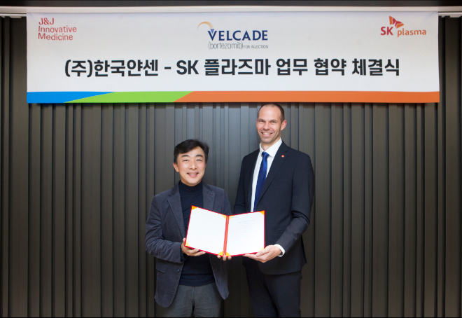 왼쪽부터 김승주 SK플라즈마 대표이사, 크리스찬 로드세스(Christian Rodseth) 한국얀센 대표이사가 '벨케이드주'의 국내 독점 판매 계약 체결식을 가졌다. /사진=SK플라즈마
