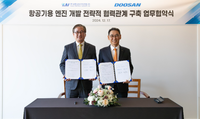 17일 두산에너빌리티 창원 본사에서 강구영 KAI 사장(왼쪽)과 정연인 두산에너빌리티 부회장이 '항공기용 엔진 개발 전략적 협력관계 구축 업무협약’에 서명 후 기념촬영을 하고 있다. /사진제공=두산에너빌리티