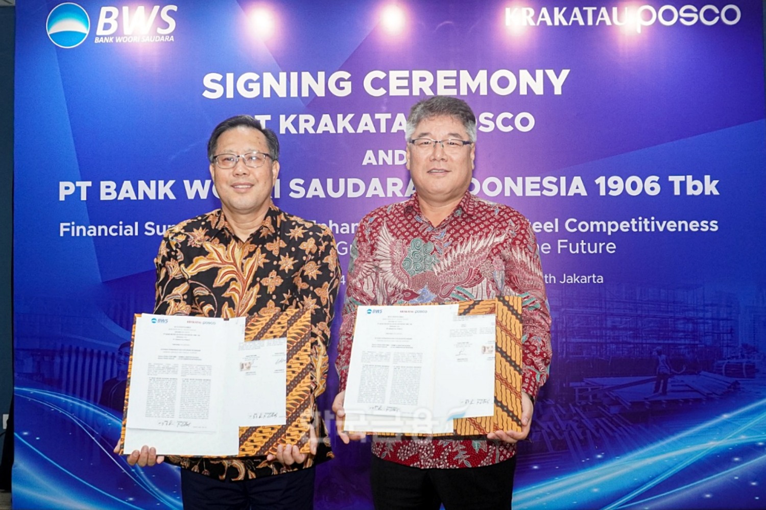 지난 17일 우리소다라은행 본점에서 김응철 우리소다라은행 법인장(오른쪽)과 정범수 크라카타우포스코 법인장(왼쪽)이 MOU 체결 후 기념촬영을 하고 있다./ 사진 = 우리금융