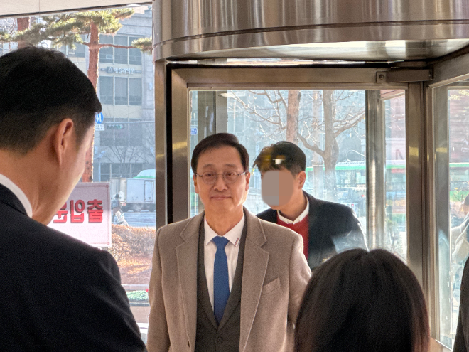 박재현 한미약품 대표가 임시 주주총회장에 들어서고 있다.