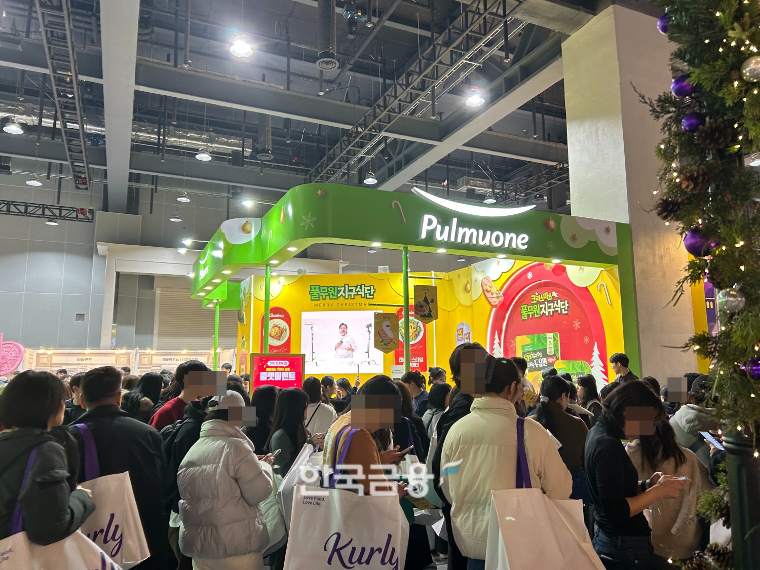 곳곳의 코너마다 방문객들이 줄을 잇고 있다. /사진=박슬기 기자