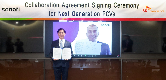 K바이오사이언스 안재용 사장(왼쪽)과 사노피 장 프랑수아 투생(Jean-Francois Toussant) 백신 R&D 부문 글로벌 총괄담당이 계약 체결 후 기념촬영을 하고 있다. /사진=SK바이오사이언스
