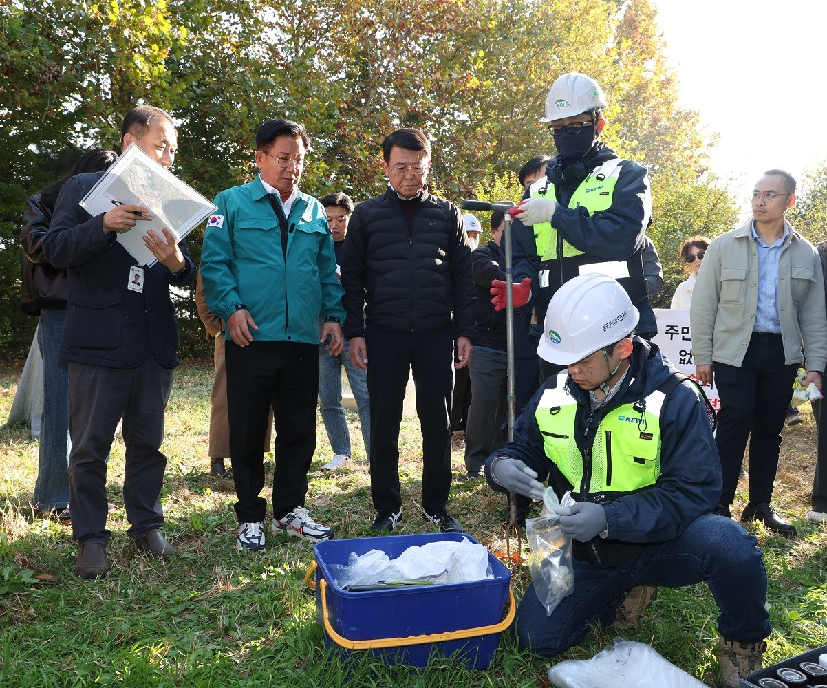 박강수 마포구청장이 2024년 11월 8일 상암동 추가 자원회수시설 입지 예정지에서 긴급 2차 토지오염 조사하는 모습./사진제공=마포구