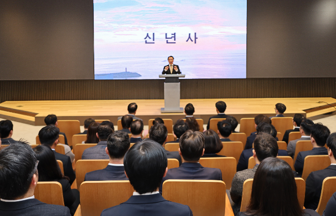 이장한 종근당 회장이 2일 시무식에서 신년사를 전하고 있다. /사진=종근당