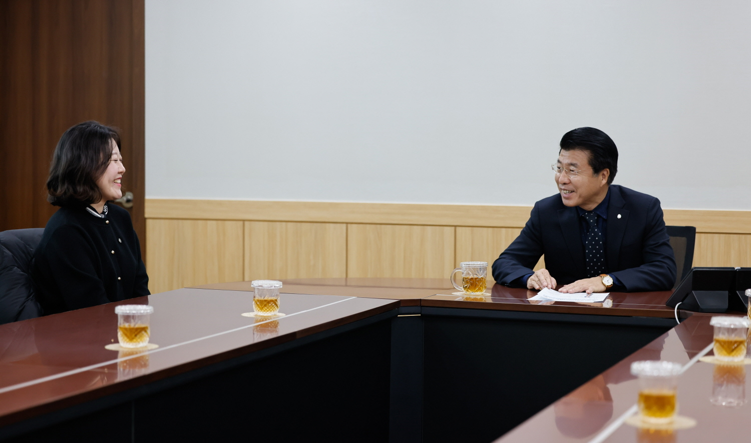 서강석 송파구청장이 MZ세대 공무원 소통간담회에서 직원들과 소통하는 모습./사진제공=송파구