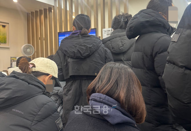 지난 5일 서울 시내 한 이비인후과. 독감 환자들이 진료를 기다리고 있다. /사진=김나영 기자