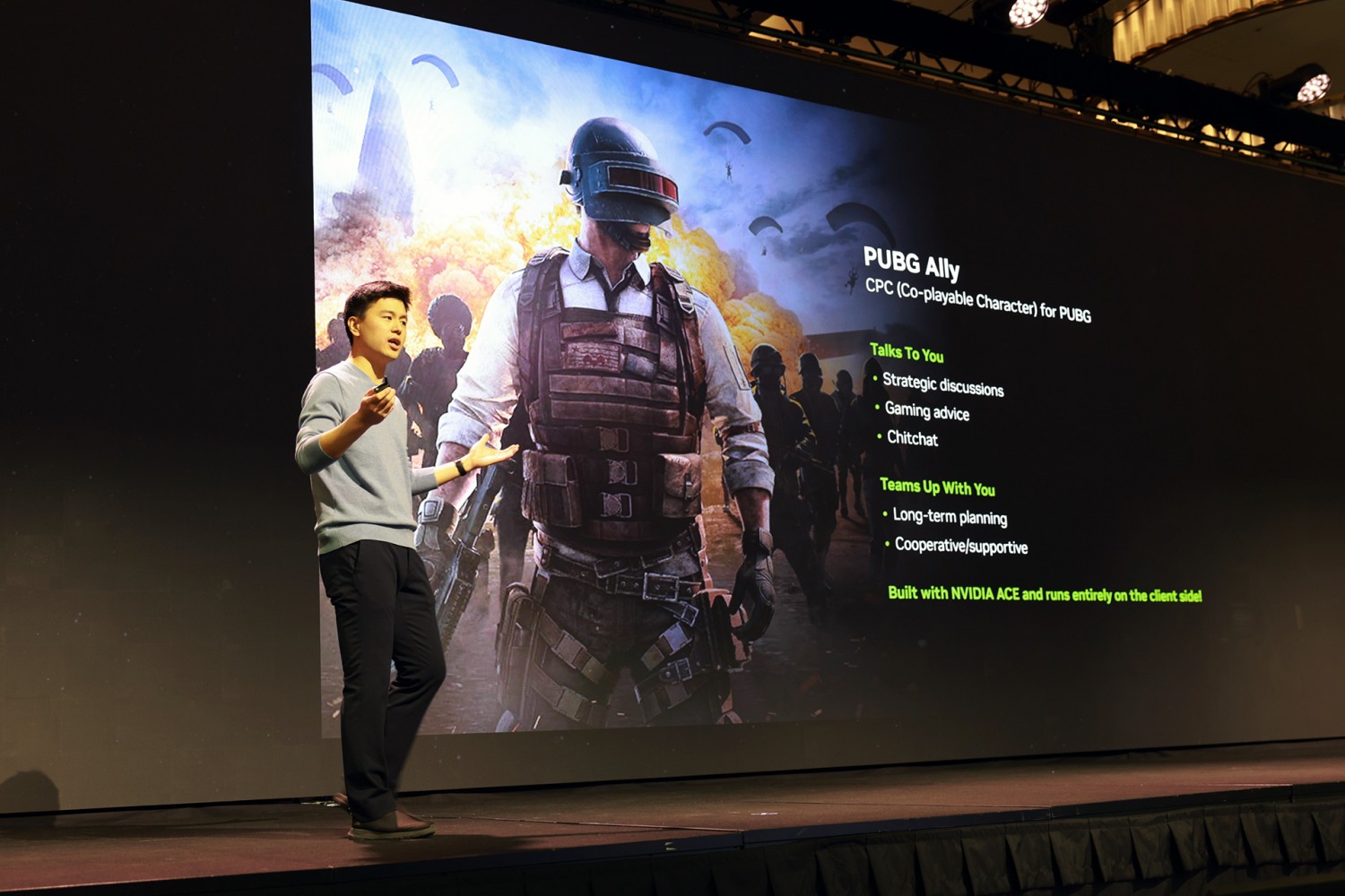 이강욱 크래프톤 딥러닝본부장이 CES 2025에서 엔비디아와 함께 개발한 AI기술 CPC를 최초로 소개하고 있다. / 사진=크래프톤